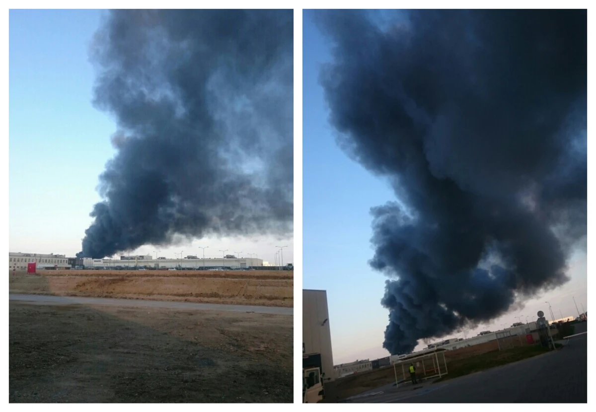 Pożar w fabryce produkującej otuliny na rury w Żarowie na Dolnym Śląsku. Nad zakładem unosi się słup czarnego dymu. Informację w tej sprawie dostaliśmy od naszego słuchacza na Gorącą Linię RMF FM.