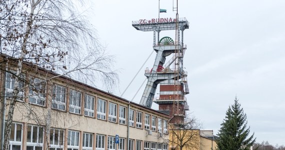 ​W organizmie trzech górników, którzy zginęli w ubiegłorocznej katastrofie w kopalni Rudna na Dolnym Śląsku biegli stwierdzili obecność alkoholu - te informacje ujawnia prokuratura w Legnicy, która prowadzi śledztwo w tej sprawie. U jednego z górników stwierdzono obecność narkotyków. Śledczy przyznają jednak, że te wyniki nie wskazują jednoznacznie, że górnicy pili alkohol przed pracą. Niewykluczone, że do wytrącenia alkoholu mogły doprowadzić przemiany w organizmie. W listopadzie 2016 roku, w efekcie podziemnego wstrząsu i zawalenia się wyrobiska, zginęło 8 osób.