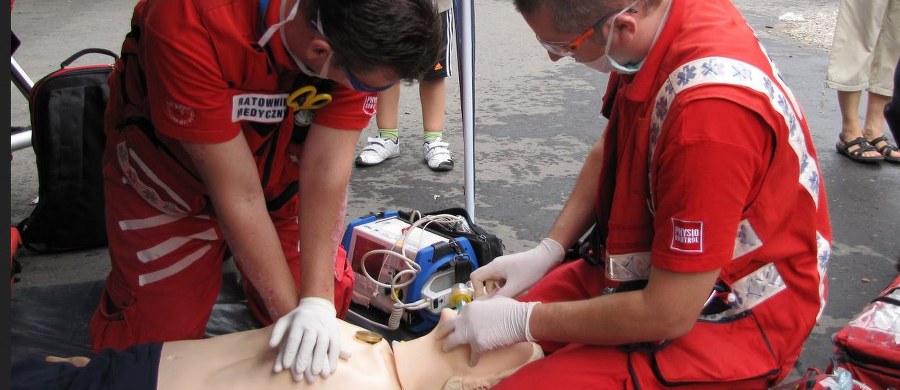 Rząd ma propozycje podwyżek dla ratowników medycznych  - dowiedział się reporter RMF FM. Na razie nie wiadomo jednak, o jakich kwotach mowa i czy propozycje sprostają wymaganiom samych ratowników. W liście wysłanym do premier Beaty Szydło, postawili konkretne wymagania - i jak sami mówią - biorą pod uwagę spełnienie ich w 100 procentach. 