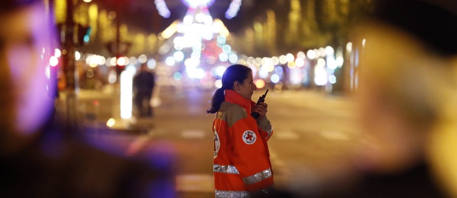 Napastnik, który strzelał w czwartek wieczorem do policjantów w centrum Paryża, był Francuzem. Tak poinformował w belgijskiej telewizji publicznej VRT szef MSW Belgii Jan Jambon. Do ataku przyznało się tzw. Państwo Islamskie (ISIS), które twierdzi, że sprawcą strzelaniny jest osoba o pseudonimie Abu Yusuf al-Beljiki, obywatel Belgii. Tymczasem na posterunek policji w Antwerpii zgłosił się mężczyzna, poszukiwany w związku z atakiem terrorystycznym na Polach Elizejskich. Francuzi twierdzą, że znają tożsamość napastnika. Nie chcą jednak na razie podać jego nazwiska do publicznej wiadomości.