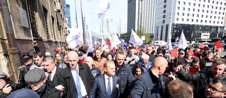 "Beata Nowosielska złożyła rezygnację z funkcji pełnionych w Ministerstwie Środowiska" - poinformował w piątek resort. Chodzi o dyrektor jednego z departamentów, która w niewybredny sposób skomentowała wizytę  Donalda Tuska w Warszawie. "Dzisiejsza rezygnacja ze wszystkich funkcji pełnionych w ministerstwie kończy sprawę" - oświadczył rzecznik Ministerstwa Środowiska Paweł Mucha. 