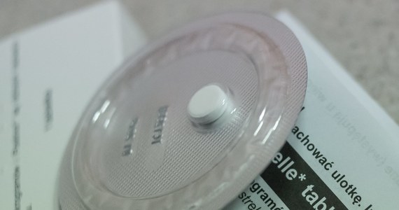 Nieprowadzenie przez apteki sprzedaży środków antykoncepcyjnych z uwagi na powoływanie się przez farmaceutów na "klauzulę sumienia" jest sprzeczne z prawem - podkreśla Rzecznik Praw Obywatelskich. Adam Bodnar napisał w tej sprawie pismo do Głównego Inspektora Farmaceutycznego. W liście zwraca uwagę, że w niektórych aptekach nie prowadzi się sprzedaży środków antykoncepcyjnych z uwagi na powoływanie się przez farmaceutów na tzw. klauzulę sumienia.