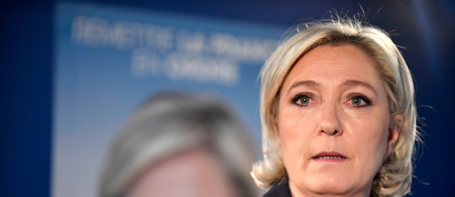 Premier Francji Bernard Cazeneuve zarzucił Marine Le Pen, kandydatce na prezydenta Francji, że próbuje wykorzystać czwartkową strzelaninę w Paryżu do własnych celów politycznych i dzielenia ludzi.Liderka Frontu Narodowego zaapelowała o natychmiastowe przywrócenie kontroli granicznych i wydalenie z kraju imigrantów znajdujących się na liście osób obserwowanych przez służby wywiadu.
