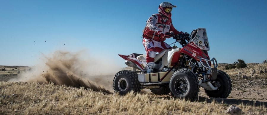 Na piątkowym etapie Qatar Cross Country Rally po raz kolejny potwierdziła się teza, że rajdy terenowe są nieprzewidywalne i w każdej chwili może dojść do nagłego zwrotu akcji. Rafał Sonik przejechał 120 km odcinka specjalnego z urwanym wahaczem, a mimo to wykręcił najlepszy czas.