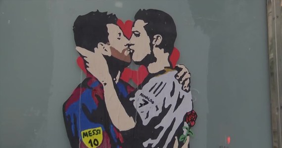 Na kilka dni przed elektryzującym kibiców "El Classico", artysta miejski Tvboy namalował w Barcelonie graffiti ukazujące dwóch rywalizujących ze sobą piłkarzy, Lionela Messiego i Cristiano Ronaldo, którzy... całują się. 