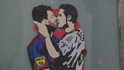 Romantyczny pocałunek Messiego i Ronaldo