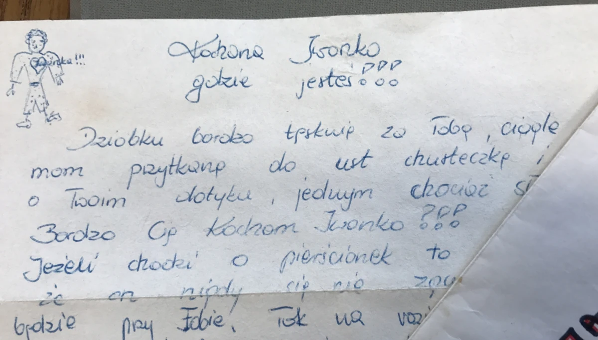 "Równania Różniczkowe Cząstkowe rzędu drugiego". Ta pochodząca z lat 80., a kupiona w internecie książka trafiła do IV Liceum Ogólnokształcącego w Lublinie. Jak się okazało, kryła małą tajemnicę… Między jej kartami znaleziono list miłosny Grzegorza do Iwonki. Nauczyciele i uczniowie liczą, że zakochani się odnajdą - na razie nie wiadomo niestety, gdzie ich szukać.