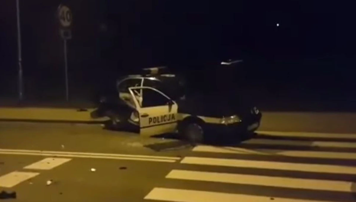 ​40-latek z Jeleniej Góry, który staranował kilka radiowozów usłyszał zarzuty dwóch rozbojów, napaści na policjantów, spowodowania katastrofy w ruchu lądowym i posiadania narkotyków. Sąd zdecydował także o areszcie dla mężczyzny. 