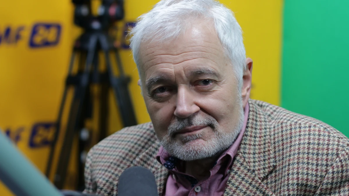 "Macron, który jest takim centrystowskim kandydatem w jakimś sensie przypomina Donalda Tuska i Platformę Obywatelską. On jest trochę na prawo, trochę na lewo. Wydaje mu się, że to pozwoli mu na to, żeby najwięcej Francuzów się wokół niego zjednoczyło" - stwierdził w Popołudniowej rozmowie w RMF FM Michel Viatteau, korespondent agencji AFP w Polsce. "Fillon to jest tradycyjna, katolicka prawica - PiS i Francois Fillon na pewno by się dogadali, gdyby mieli coś razem załatwiać. Melanchon? Odpowiednika w Polsce nie ma, bo lewica jest bardzo osłabiona" - dodał, charakteryzując kolejnych kandydatów na prezydenta Francji. "Le Pen jest trochę jak ONR. To jest po prostu skrajna prawica" - zauważył gość Marcina Zaborskiego. "Jeżeli wygra Le Pen, będzie chciała natychmiast wyjść ze strefy euro, po czym przeprowadzi referendum na temat wyjścia z Unii Europejskiej. Prawdopodobnie takie referendum by przegrała, niemniej jej wygrana w wyborach prezydenckich bardzo osłabi Europę i zmieni prawdopodobnie jej działanie. Fundusze, które do Polski płyną z Brukseli, mogą się zmniejszyć albo zostać przerwane" - ostrzegł Viatteau. "Francja potrzebuje dość silnych reform. Francuzi to odczuwają od kilku już lat. Mamy duże bezrobocie, którego się nie udaje zmniejszyć. Mamy gospodarkę, która rozwija się, ale wolniej niż niemiecka" - zauważył w internetowej części rozmowy. 