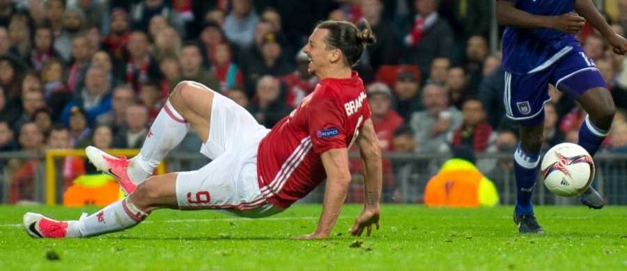 Piłkarz Manchestru United Zlatan Ibrahimovic nie zagra do końca sezonu - podał serwis Sky Sports. Szwed doznał kontuzji kolana w drugiej połowie czwartkowego meczu rewanżowego 1/4 finału Ligi Europejskiej z Anderlechtem Bruksela (2:1 po dogrywce).