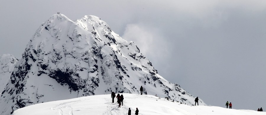 ​Zima wróciła w Tatry na dobre. Po ostatnich opadach śniegu na Kasprowym Wierchu biała pokrywa ma ponad dwa metry grubości - dokładnie 219 cm. W samym Zakopanem leży blisko pół metra śniegu.