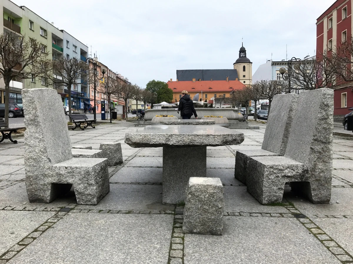 Znany w całej Polsce z granitu dolnośląski Strzegom był Twoim Miastem w Faktach RMF FM. Otoczone kamieniołomami miasto zachwyca także zabytkami. Najważniejsze to Bazylika p.w. Świętych Apostołów Piotra i Pawła, zespół klasztorny karmelitów czy Wieża Targowa z punktem widokowym. Strzegom zachwyca także swoją okolicą. Warto odwiedzić górującą nad miastem Wieżę Krzyżowa czy znany z organizacji międzynarodowych zawodów Ośrodek Jeździecki Stragona.