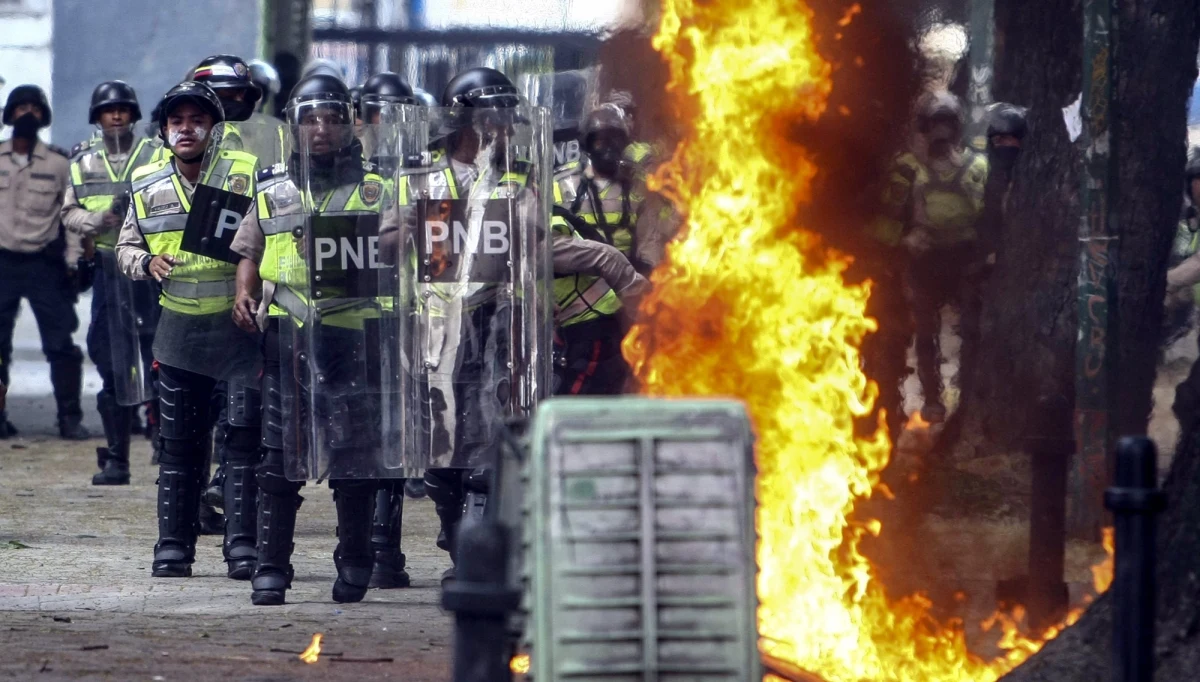 Kolejne ofiary starć w Caracas w Wenezueli. Nocą i w piątek nad ranem zginęło tam 11 osób. W sumie w wyniku fali przemocy na tle kryzysu politycznego i ekonomicznego w ciągu ostatnich tygodni zginęło w Wenezueli 20 osób.
