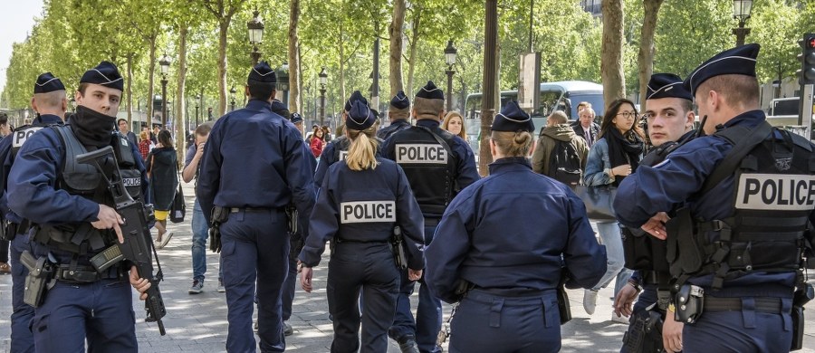 Protesty francuskich policjantów po ataku terrorystycznym na paryskich Polach Elizejskich. Policyjni związkowcy oskarżają rząd i wymiar sprawiedliwości o zbyt łagodne traktowanie zarówno islamskich ekstremistów, jak i pospolitych przestępców. Niezadowolenie funkcjonariuszy jest tak wielkie, że jeden z szefów policyjnych związków zawodowych poparł - w ledwie zawoalowany sposób - prezydencką kandydaturę liderki skrajnej prawicy Marine Le Pen.