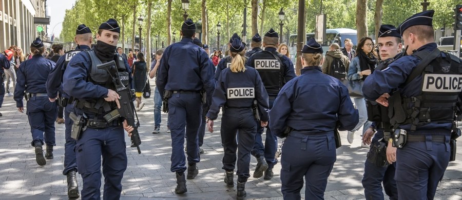 Protesty francuskich policjantów po ataku terrorystycznym na paryskich Polach Elizejskich. Policyjni związkowcy oskarżają rząd i wymiar sprawiedliwości o zbyt łagodne traktowanie zarówno islamskich ekstremistów, jak i pospolitych przestępców. Niezadowolenie funkcjonariuszy jest tak wielkie, że jeden z szefów policyjnych związków zawodowych poparł - w ledwie zawoalowany sposób - prezydencką kandydaturę liderki skrajnej prawicy Marine Le Pen.