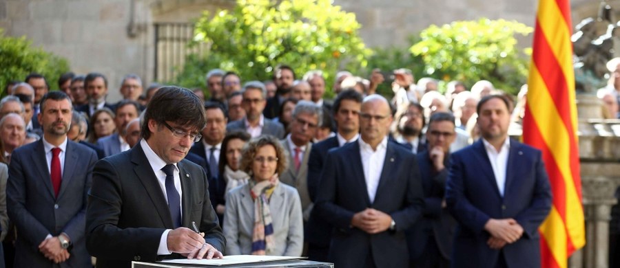 Regionalny rząd kataloński ogłosił w piątek, że postanowił "zorganizować i przeprowadzić referendum", za które bierze na siebie "kolektywną odpowiedzialność", aby ten region mógł - mimo opozycji Madrytu - skorzystać z "niezbywalnego prawa" do samookreślenia.