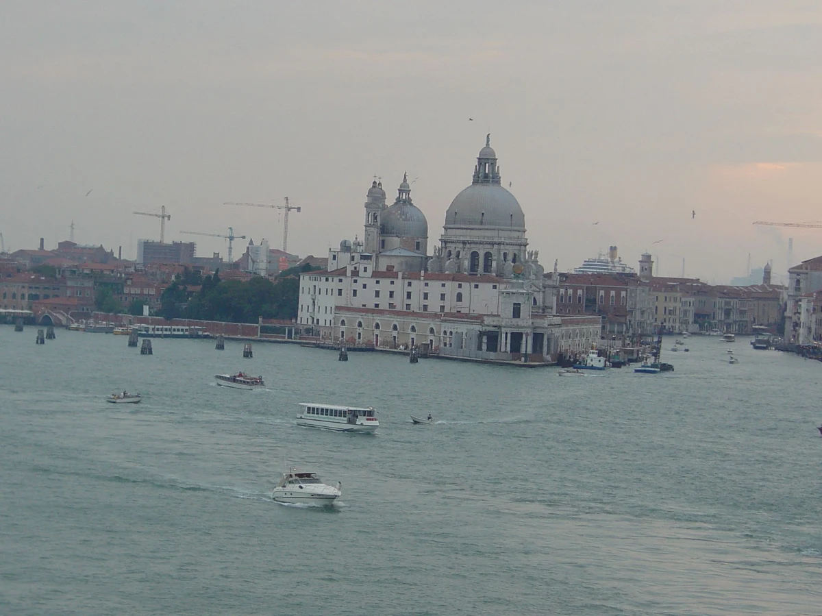 W Wenecji mają ruszyć poszukiwania "trzeciej kolumny", która miała być ustawiona obok Pałacu Dożów, przy wejściu na plac Świętego Marka. Najpierw trzeba ustalić jednak, czy... taka w ogóle istniała. Według tradycji kolumna runęła do wody w 1172 roku.