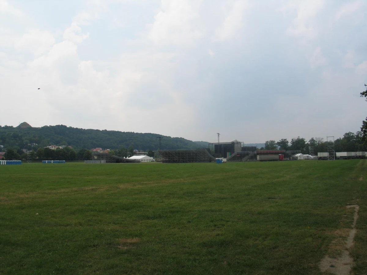 Na krakowskich Błoniach rośnie druga w mieście łąka papieska, która będzie przypominać o Światowych Dniach Młodzieży 2016. Na niewielkim skwerze (ok. 6 arów) ma zakwitnąć ok. 50 gatunków kwiatów.