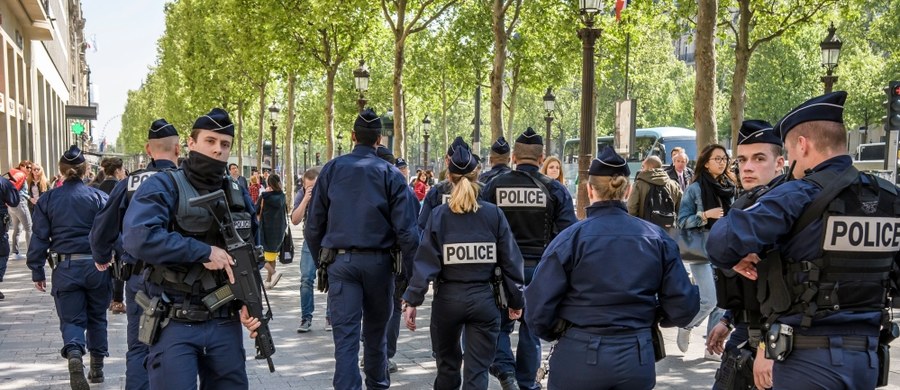 Panika na kolejowym Dworcu Północnym w Paryżu. Mężczyzna groził nożem patrolującym to miejsce policjantom. Przerażeni podróżni zaczęli uciekać pozostawiając bagaże. Napastnik został aresztowany.