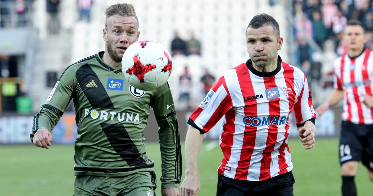 Thibault Moulin (z lewej, Legia) i Tomasz Brzyski z Cracovii