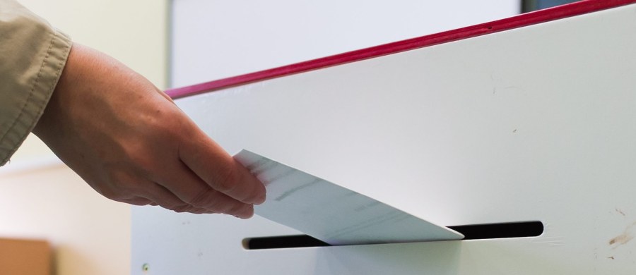 Nieusuwalność przez wójta przewodniczącego Obwodowej Komisji Wyborczej, wgląd w procedurę tworzenia list wyborców na każdym etapie czy przeniesienie siedziby PKW do osobnego budynku, to niektóre z propozycji, które przedstawił w sobotę Ruch Kontroli Wyborów. Powstał on w lutym 2015 r. w reakcji na nieprawidłowości, które - zdaniem przedstawicieli ruchu - zaistniały podczas wyborów samorządowych w 2014 roku.