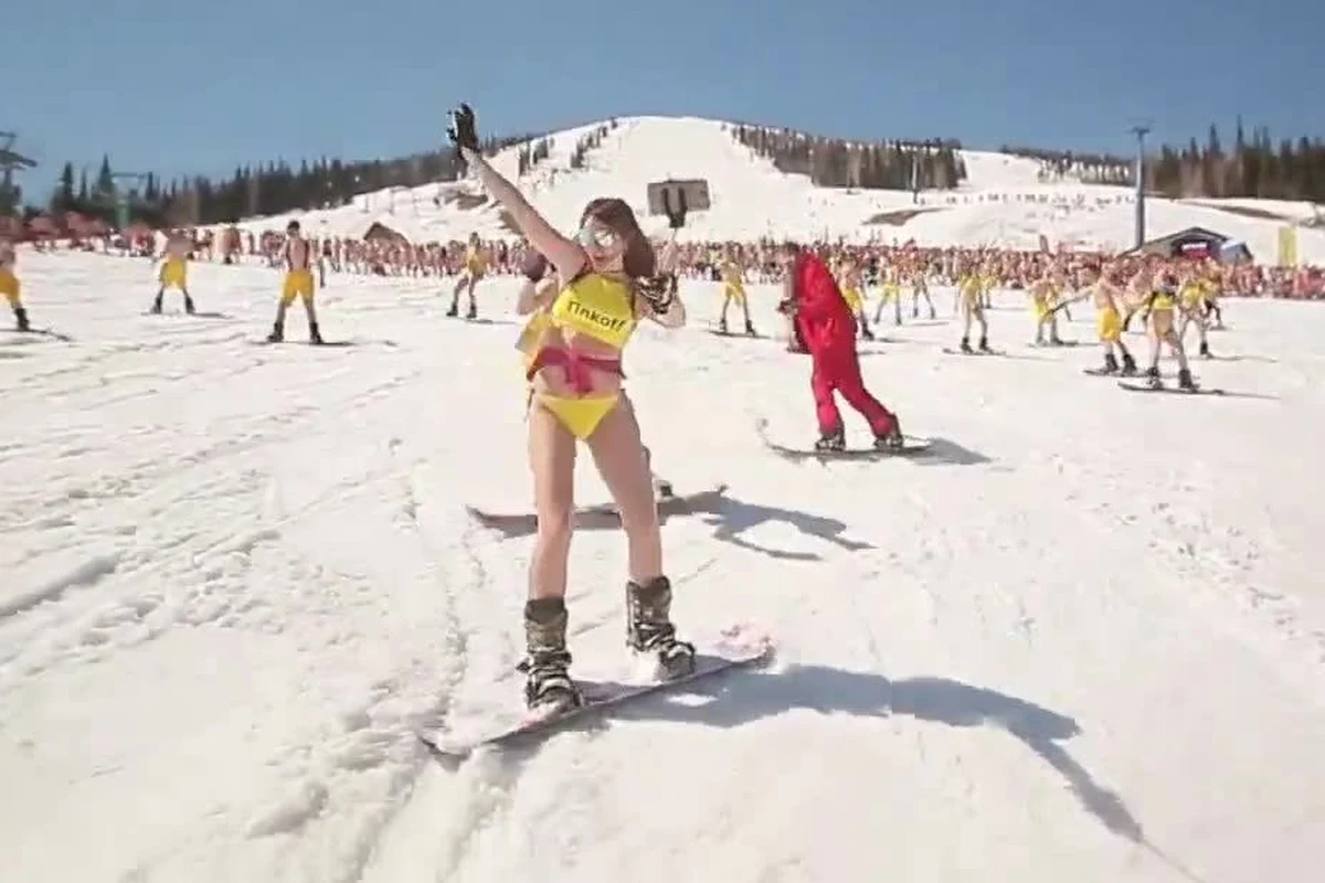 ​Niemal 1500 śmiałków zrzuciło kurtki i założyło stroje kąpielowe, ruszając na stok. W ośrodku w Szeregeszu pobito rekord Rosji w jednoczesnym zjeździe na snowboardzie w strojach kąpielowych.
