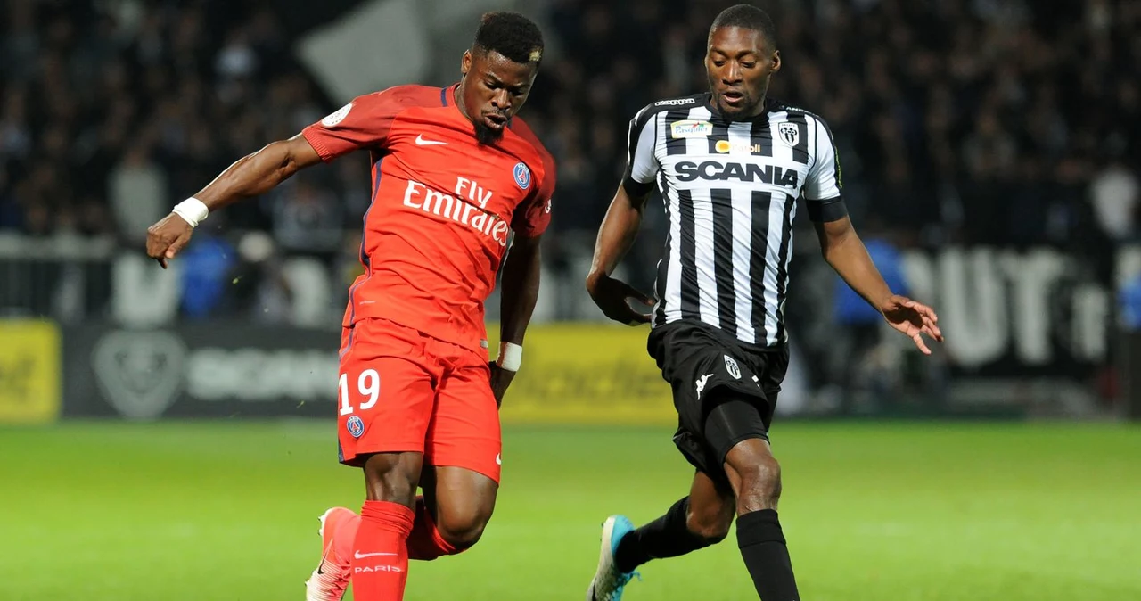 Serge Aurier (z lewej) podczas meczu z Angers SCO