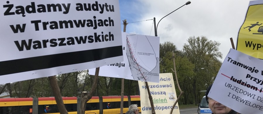 ​Mieszkańcy czterech osiedli na warszawskiej Pradze - Grochowa, Kamionka, Gocławka i Witolina domagają się zatrzymania inwestycji "Tramwaj na Gocław". Ich zdaniem rozwiązaniem docelowym w tym miejscu powinno być metro, a budowa nowej linii tramwajowej oznacza konieczność wycięcia ponad pół tysiąca drzew. 