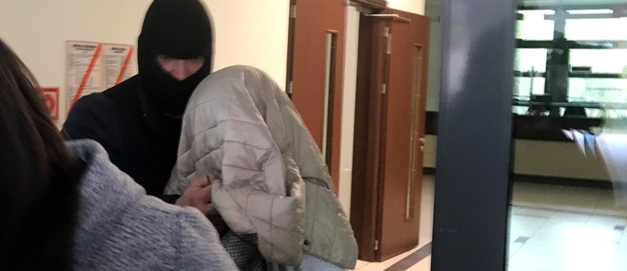 ​Policja potwierdziła informację naszego reportera Kuby Kaługi o zatrzymaniu matki noworodka, którego ciało w czwartek zostało znalezione w sortowni śmieci w Gdańsku. 25-latka w niedzielę była przesłuchiwana w gdańskiej prokuraturze rejonowej, gdzie usłyszała już zarzut dzieciobójstwa. Podjęto też decyzję o aresztowaniu jej na 3 miesiące. 