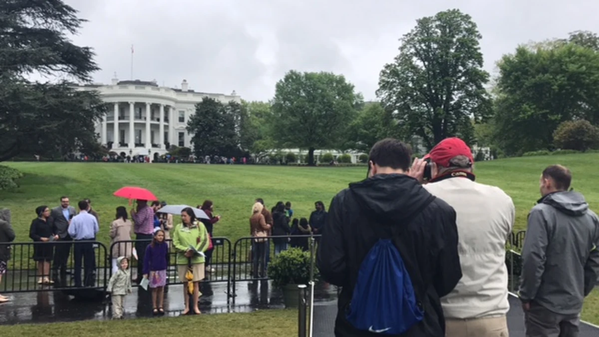 Dwa razy w roku - wiosną i jesienią - do ogrodów przy Białym Domu może wejść każdy. Właśnie w ten weekend zwiedzający mają taką możliwość. Warunek jest jeden - trzeba mieć odpowiednią wejściówkę. Są one Rozdawane za darmo w dniu wycieczek w centrum informacji przy Białym Domu na zasadzie  "kto pierwszy, ten lepszy". Potem trzeba jeszcze spędzić trochę czasu w kolejce. Ale jak przekonuje Paweł Żuchowski - naprawdę warto.