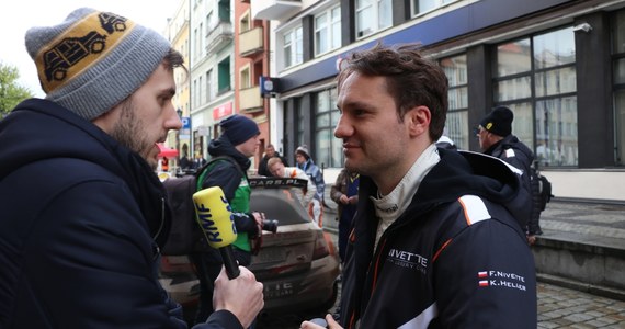 "Wczorajsze odcinki znali wszyscy, były krótkie i łatwe dla koncentracji. Dzisiaj były dwa razy dłuższe, koncentracja siadała, tempo było zmienne, było szeroko, a później wąsko, do tego deszcz - to był prawdziwy rajd, nie wyścig" - mówi Filip Nivette w rozmowie z RMF FM. Kierowca z Warszawy wygrał Rajd Świdnicki-Krause czyli pierwszą rundę Inter Cars Rajdowych Samochodowych Mistrzostw Polski. Nivette po sobotnich oesach był drugi, ale dziś zwyciężył na wszystkich oesach.