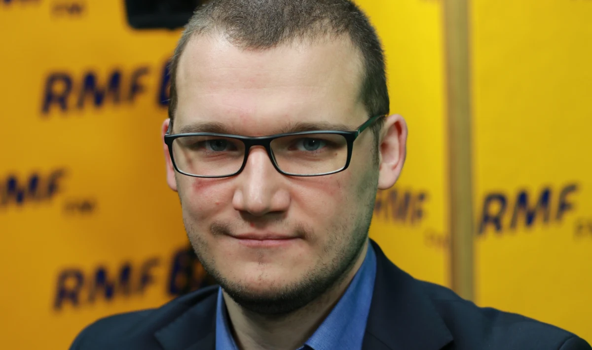 „Czas spin doktorów przeminął. Dziś wydarzenia biegną zbyt szybko, by jedna czy dwie osoby mogły to ogarnąć” – mówi w rozmowie z tygodnikiem „wSieci” Paweł Szefernaker, odpowiedzialny za komunikację sekretarz stanu w Kancelarii Prezesa Rady Ministrów. „Z pewnością mamy trudniej, bo reformujemy kraj, zamiast tylko zarządzać ‘ciepłą wodą w kranie’” – zauważa. 