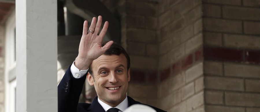 Według belgijskiego radia RTBF, w pierwszych godzinach głosowania we francuskich wyborach prezydenckich na czoło wysunął się centrysta Emmanuel Macron. Miał on wyprzedzić nieco kandydatkę Frontu Narodowego Marine Le Pen. Francuskie MSW podało nowe dane dot. frekwencji. 
