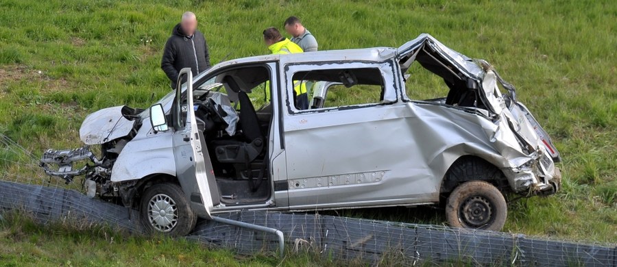 Bus uderzył w bariery na S3 w miejscowości Otanów na trasie Myślibórz-Szczecin w Zachodniopomorskiem. Samochód wyleciał z drogi i stoczył się ze skarpy. Podróżowało nim 8 osób. Informację o tym wypadku dostaliśmy na Gorącą Linię RMF FM.