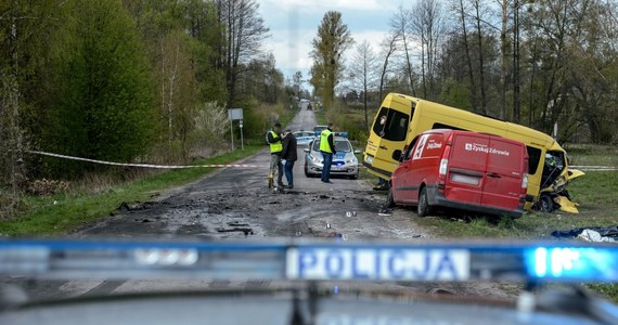 Zderzenia busa z autem dostawczym w miejscowości Rzeczyca-Kolonia w powiecie puławskim na Lubelszczyźnie. Zginął kierowca ciężarówki, 11 osób zostało rannych.