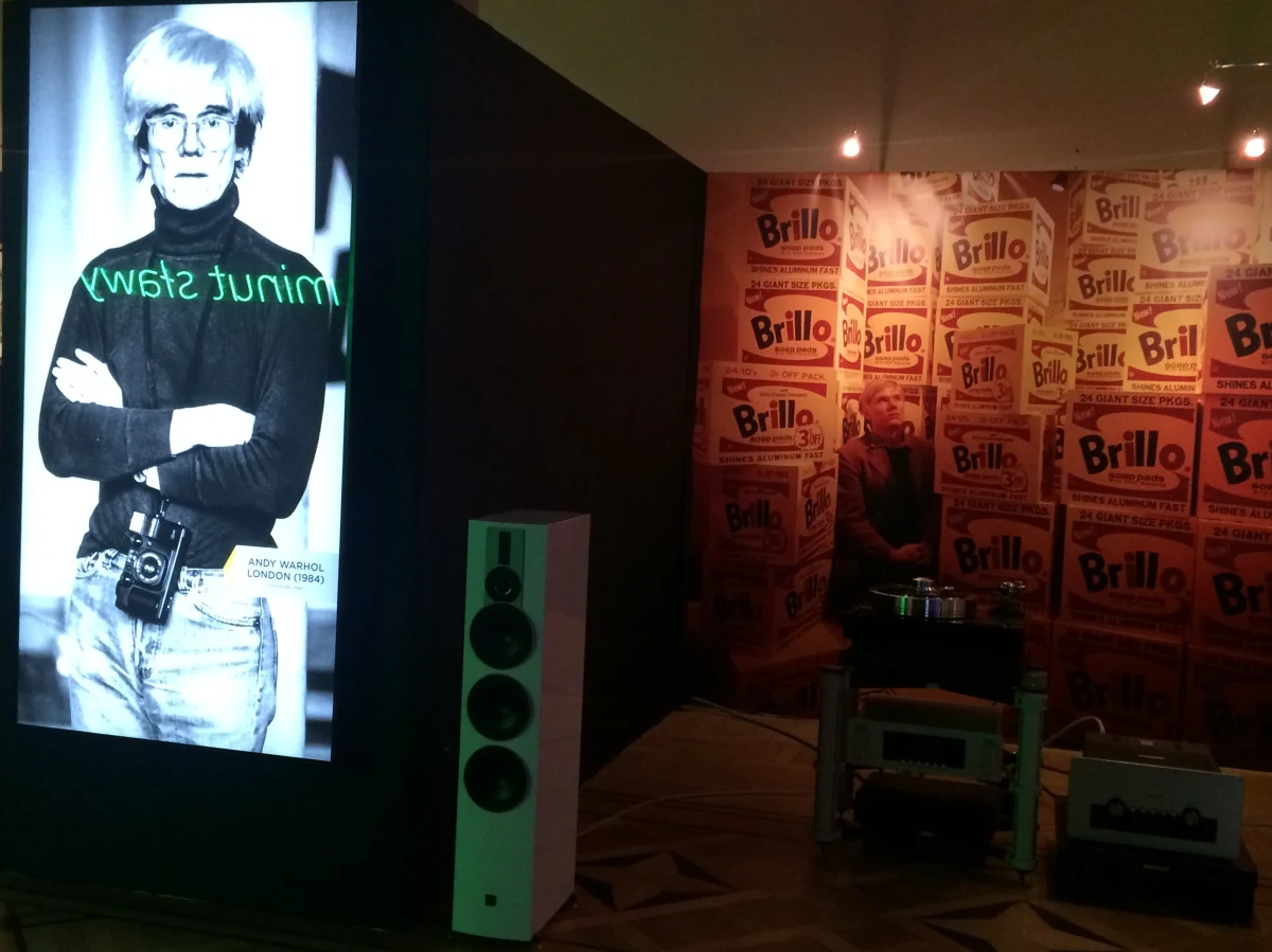 Brama Marylin Monroe, Sala Pop Kina czy Świątynia Zapachu. Wąsy, peruki, okładki kultowych płyt Rolling Stones, Velvet Underground czy z muzyką Fryderyka Chopina. Nową wystawę "Dali kontra Warhol" do października można oglądać w Pałacu Kultury i Nauki w Warszawie. 