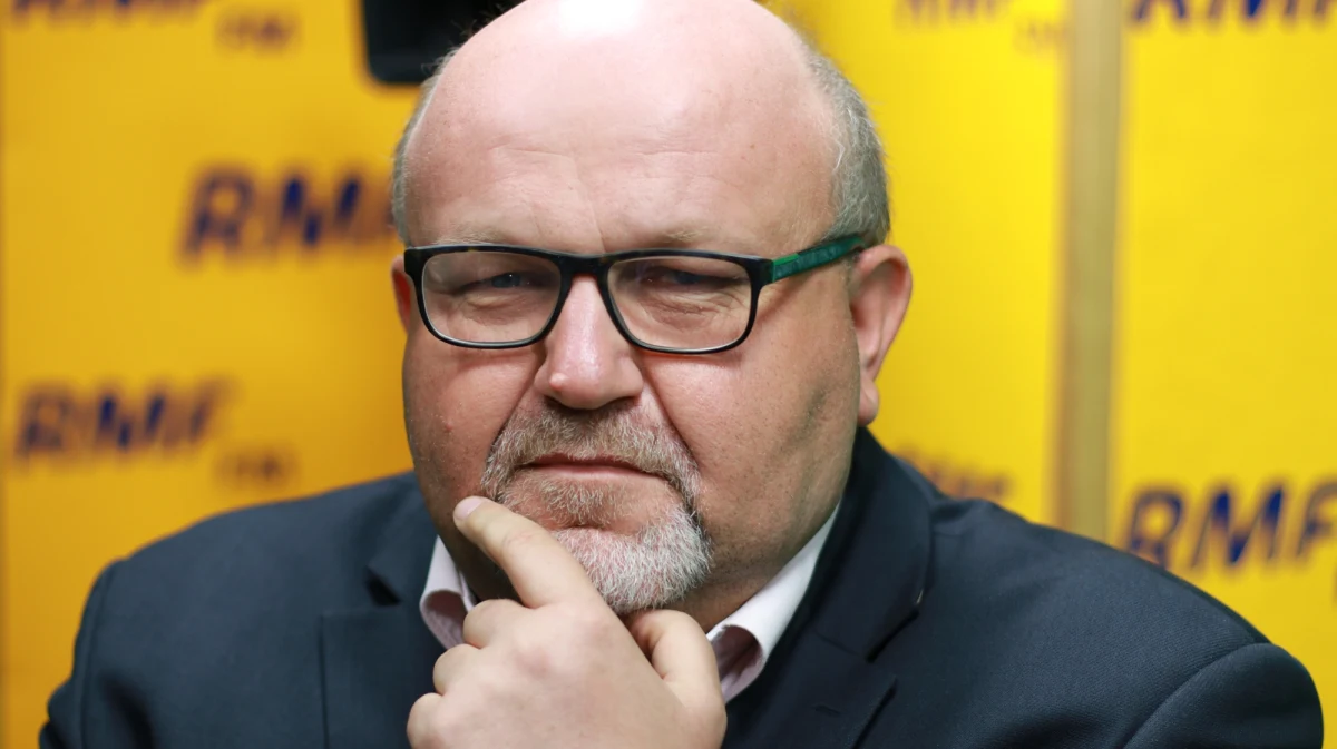 „Jeżeli nie wydarzy się nic ekstraordynaryjnego – atak trolli czy wydarzenie zagrażające bezpieczeństwu Francuzów – czyli nie będzie żadnej fali wznoszącej dla Marine Le Pen – to Emmanuel Macron zostanie prezydentem Francji – powiedział w Popołudniowej rozmowie w RMF FM Eryk Mistewicz. „Front Republikański, czyli wszyscy przeciwko Le Pen, sprawdził się już 2002 roku, gdy o prezydenturę walczył ojciec Marine Le Pen. Teraz mamy powtórkę – liderzy wszystkich liczących się partii mówią: Głosujcie na Macrona, bo demokracja, Republika jest zagrożona” – podkreślił specjalista od wizerunku politycznego. Mistewicz, porównując sytuację polityczną we Francji do Polski, w negatywny sposób ocenił marketing polityczny stosowany przez polskie partie, a zwłaszcza przez opozycję. „Nie wiemy, kto jest liderem partii opozycyjnych, co mają one do zaoferowania Polakom, ani w jaki sposób chcą zwyciężyć PiS” – dodał. Zdaniem Mistewicza, „najciekawszym elementem opozycyjnym w Polsce, jedynym, który się liczy w tej chwili”, jest serial „Ucho Prezesa”. „Ucho" robi o wiele więcej niż PO, Nowoczesna i wszystkie stowarzyszenia i partie razem wzięte. To skuteczny mechanizm kreowania czegoś, co nazywamy wektorem obciachu” – powiedział. 