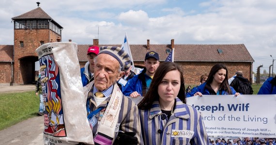 Kilka tysięcy osób przeszło w trzykilometrowym Marszu Żywych. Co roku ludzie z różnych państw świata przyjeżdżają do byłego niemieckiego obozu Auschwitz, by oddać hołd zamordowanym w obozach. Trasa prowadzi z Auschwitz I do Auschwitz II- Birkenau. 