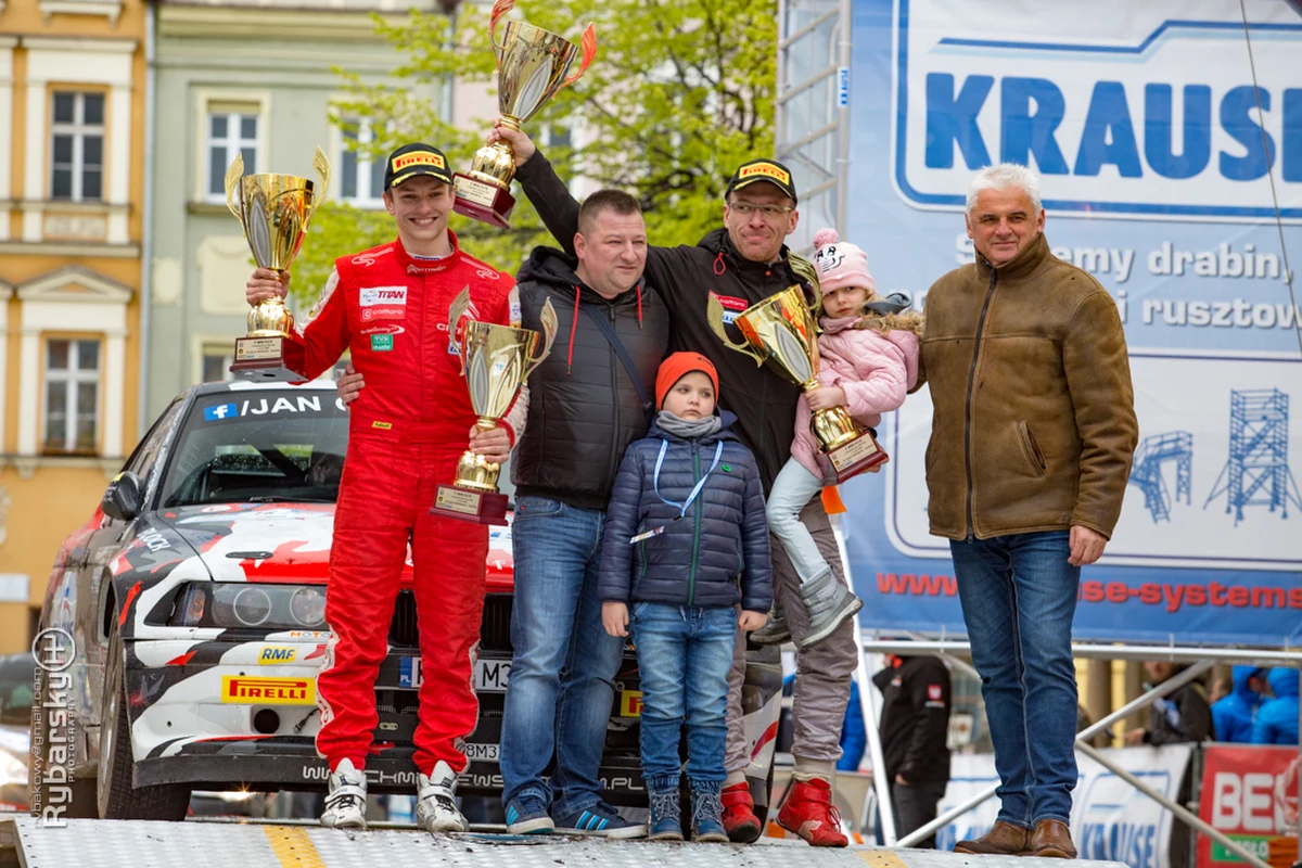 Dwanaście odcinków specjalnych, zlokalizowanych w Górach Sowich liczył 45. Rajd Świdnicki – Krause, pierwsza runda Rajdowych Samochodowych Mistrzostw Polski w sezonie 2017. Na starcie zawodów stanęło przeszło pół setki zawodników, w tym posiadacze numeru startowego 16 – Jan Chmielewski i Kamil Kozdroń w BMW R+Maxi. Krakowska załoga doskonale poradziła sobie z trudami rajdu i zameldowała się na mecie na pierwszym miejscu w klasyfikacji samochodów z napędem na jedną oś, triumfowała w klasie OPEN 2WD i zapisała na swoje konto bardzo dobre, dziewiąte miejsce w klasyfikacji generalnej zawodów.