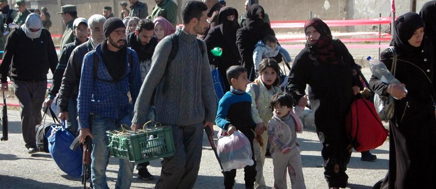 W reakcji na atak chemiczny sprzed kilku tygodni dokonany przez siły reżimowe w Syrii Stany Zjednoczone wciągnęły na czarną listę 271 ekspertów i pracowników syryjskiej agendy rządowej, którzy pracowali co najmniej od 2012 r. nad bronią chemiczną. Objęci sankcjami to eksperci z dziedziny chemii i obszarów pokrewnych lub pracownicy Syryjskiego Ośrodka Studiów i Badań Naukowych (SSRC), który według Waszyngtonu opracowuje i produkuje broń chemiczną dla rządu prezydenta Syrii Baszara el-Asada. Jak poinformowało amerykańskie ministerstwo skarbu, zostali oni objęci sankcjami ekonomicznymi - amerykańskie banki zamrażają ich rachunki bankowe, a amerykańskie firmy mają zakaz prowadzenia z nimi interesów.