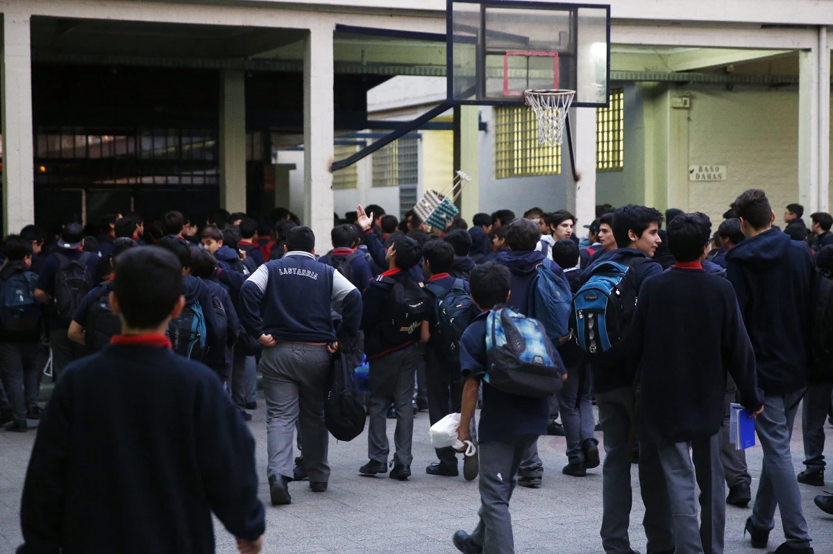 Trzęsienie ziemi o magnitudzie 6,9 nawiedziło Chile. Jak podały amerykańskie służby geologiczne (USGS), hipocentrum wstrząsu znajdowało się na Pacyfiku na głębokości 10 km i w odległości 35 km na zachód od Valparaiso. Nie odnotowano większych strat.