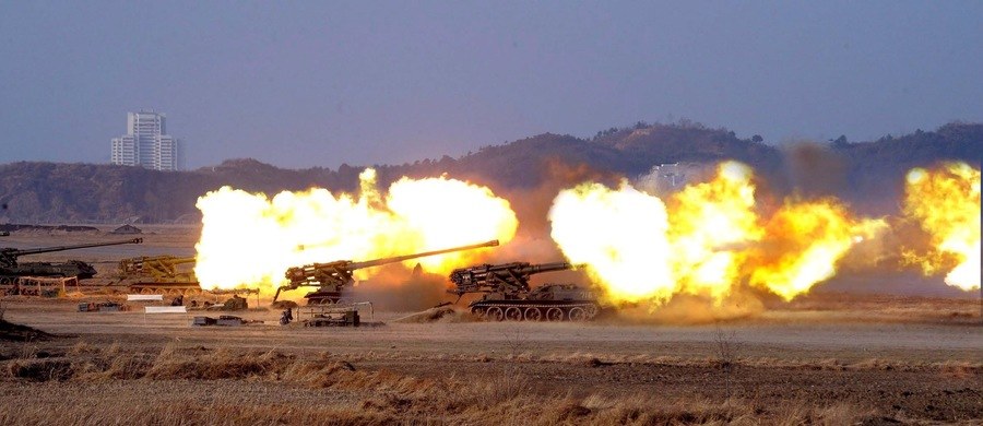 Korea Północna rozpoczęła zakrojone na szeroką skalę ćwiczenia artylerii z wykorzystaniem ostrej amunicji. Chce w ten sposób uczcić obchodzoną tego dnia 85. rocznicę utworzenia północnokoreańskich sił zbrojnych - poinformowały media w Seulu.