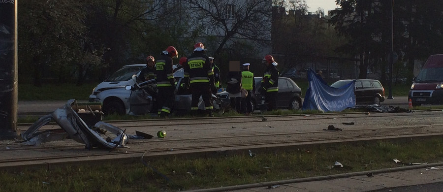 Groźne wypadki na Alei Piłsudskiego w Łodzi. W pierwszym zginął kierowca. W drugim ranne zostały dwie osoby.