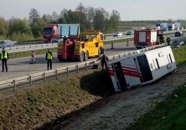 Wypadek na A2: Autokar wycieczkowy zsunął się z nasypu. 17 rannych