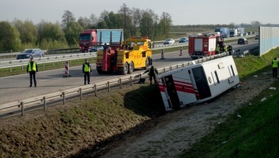 Wypadek na A2: Autokar wycieczkowy zsunął się z nasypu. 17 rannych