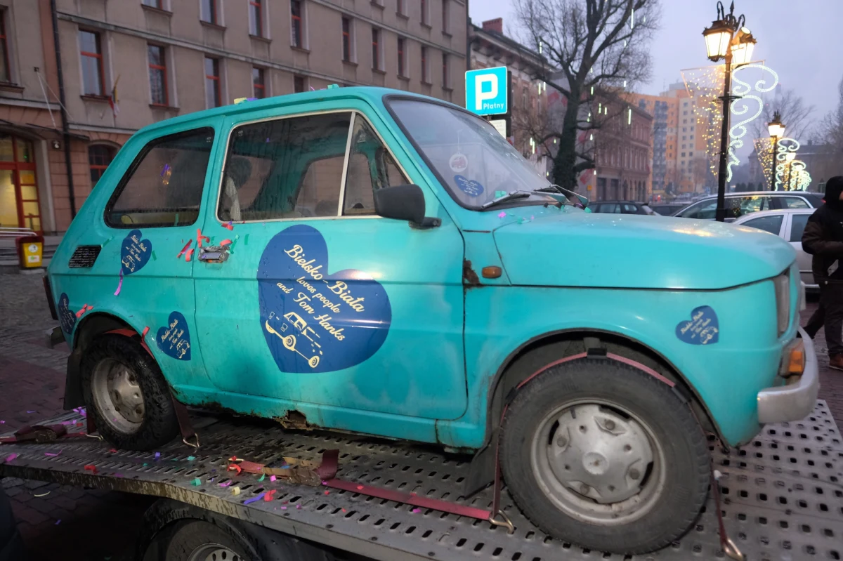 Do sieci trafiło nagranie, na którym Tom Hanks dziękuje za malucha sprezentowanego mu przez mieszkańców Bielska-Białej. Organizatorką akcji ofiarowania aktorowi kultowego auta jest Monika Jaskólska. Gwiazdor nie kryje entuzjazmu: "Monika oszalała z tym fiatem 126p, więc wygląda na to, że będę nim jeździł już wkrótce!".