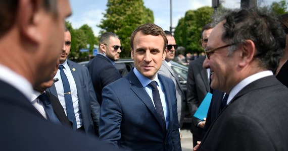 Choć we Francji od prawa do lewa mnożą się nawoływania, by w drugiej turze wyborów prezydenckich głosować na centrystę Emmanuela Macrona, to nadmiar pewności siebie może mu zaszkodzić - ostrzegają francuskie media. Przeciwniczką 39-letniego polityka będzie liderka skrajnie prawicowego Frontu Narodowego Marine Le Pen.
