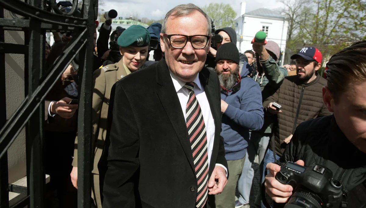 Śledczy zajmą się sprawą zaangażowania byłego szefa podkomisji smoleńskiej Wacława Berczyńskiego w przetargu na śmigłowce wielozadaniowie. Do Prokuratury Regionalnej w Szczecinie wpłynęło zawiadomienie posłów Platformy Obywatelskiej - ustalił reporter RMF FM Grzegorz Kwolek.