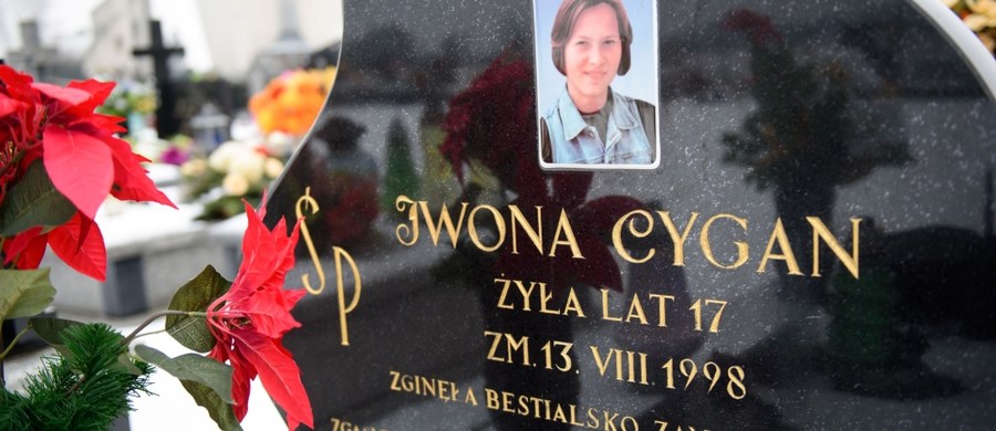 Prokuratura Krajowa wznawia dwa umorzone śledztwa powiązane z zabójstwem 17-letniej Iwony Cygan. Dziewczyna została zabita prawie 19 lat temu w małopolskim Szczucinie. Teraz prokuratorzy ponownie zajmą się morderstwami Marka Kapli i Tadeusza Draba. Mężczyźni przed śmiercią twierdzili, że wiedzą, kto zabił dziewczynę i opowiedzą o tym policji. 