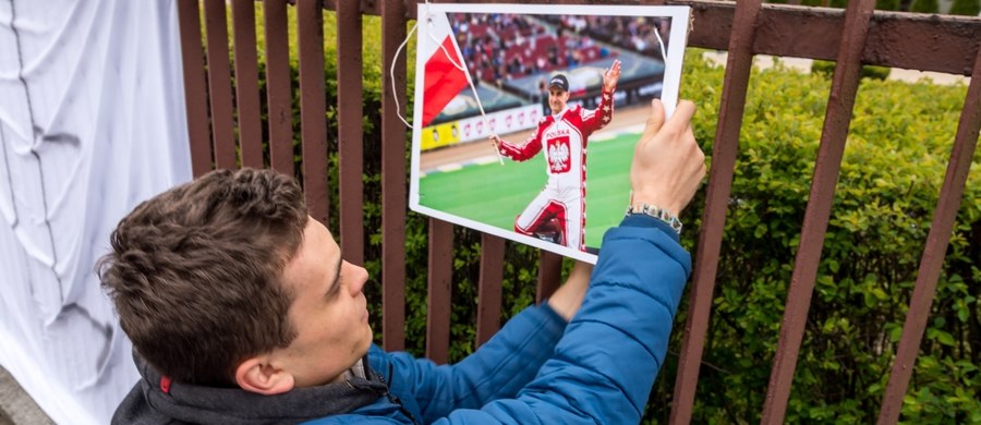 "Z godziny na godzinę poprawia się sytuacja" – tak mówią bydgoscy lekarze o procesie wybudzania ze śpiączki Tomasza Golloba. Żużlowiec w niedzielę miał wypadek podczas treningu przed motocrossowymi mistrzostwami strefy północnej w Chełmnie. Zawodnik MrGarden GKM Grudziądz przeszedł trwającą ponad trzy godziny operację. 